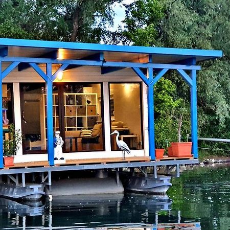 Hausboat "Zivot Na Vode" Apartman Pozsony Kültér fotó