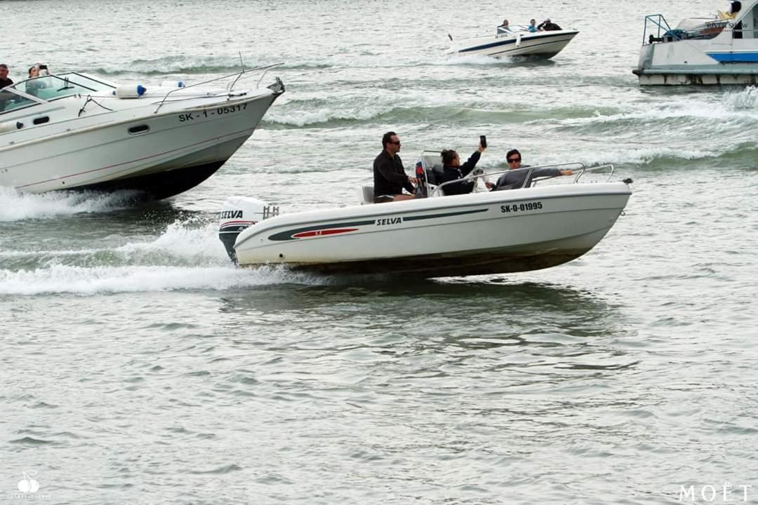 Hausboat "Zivot Na Vode" Apartman Pozsony Kültér fotó