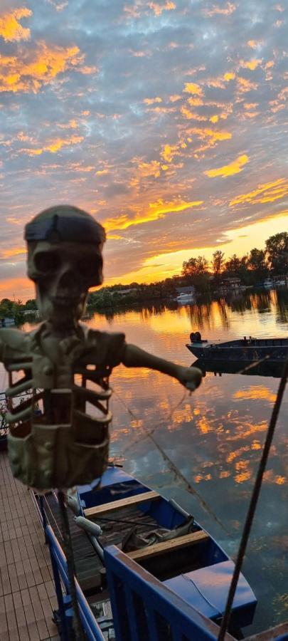 Hausboat "Zivot Na Vode" Apartman Pozsony Kültér fotó